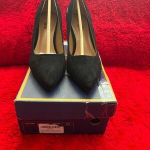 Classic Women's Pointed Toe Pumps in Black